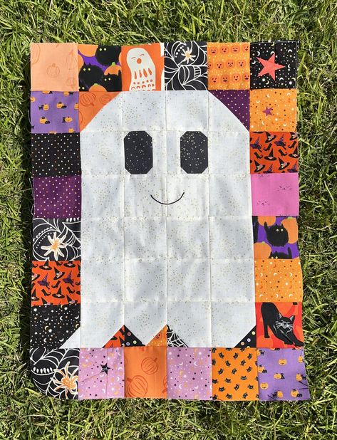 Halloween Wall Hanging Quilt, Superhero Quilt Ideas, Halloween Quilt Wall Hanging Free Pattern, Boo Quilt Pattern, Free Ghost Quilt Block Pattern, Quilting A Quilt, Ghost Party Quilt, Ghost Quilt Block, Hand Stitched Quilt Patterns