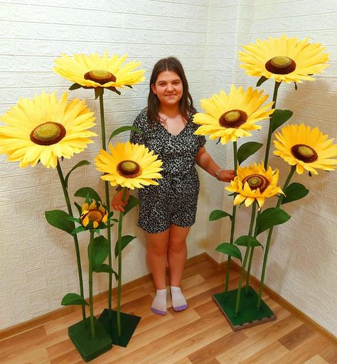 Lot of 8 Free Standing paper Sunflowers, yellow paper sunflowers, Rustic Wedding photography prop Giant sunflower Exterior Decoration, Retail Front Flowers backdrop, Hand Crafted Giant Flowers, Shop Window Display  Gorgeous inspirational flowers for special moment...Perfect for Sunflower themed parties, Wedding photo prop, shop window display, etc.  You will love it!  Set of 6 giant free standing paper sunflowers 🌻 and two buds with long stems and many leaves These 6 large sunflowers is 20" - 2 Sunflower Balloons Decoration, Sunflower Proposal, First Anniversary Paper, Sunflower Wedding Decorations, Wedding Photo Prop, Sunflower Birthday, Wedding Photography Props, Flower Birthday Party, Giant Sunflower