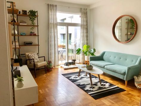 Dark Eclectic Home, Colorful Home Interior, Small Flat Interior, Colorful Eclectic Home, Cosy Apartment, Home Decor Colorful, Colorful Eclectic, Colorful Apartment, Flat Decor