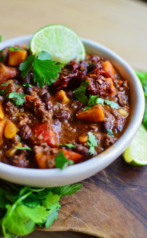 Yammie's Noshery: Chipotle Sweet Potato and Black Bean Chili Sweet Potato Black Bean Chili, Sweet Potato And Black Bean, Bean And Bacon Soup, Sweet Potato Black Bean, Homemade Beans, Living In Germany, Black Bean Chili, Grain Bowls, Onion Soup Recipes