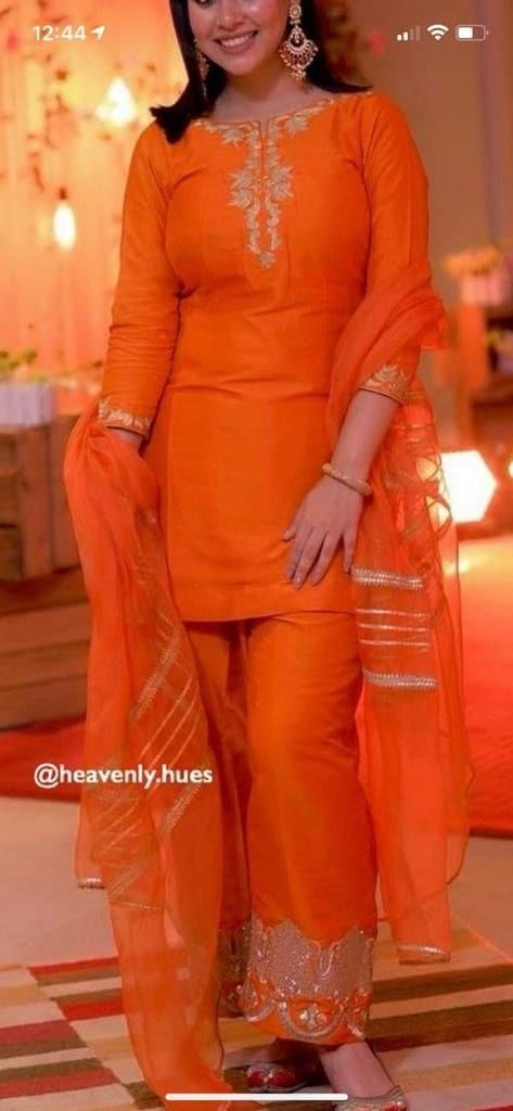 Female Celebrity Fashion, Punjabi Outfits, Latest Dress Design, Womens Trendy Dresses, Desi Fashion Casual, Casual College Outfits, Pakistani Fashion Party Wear, Indian Dresses Traditional, Dress Neck Designs