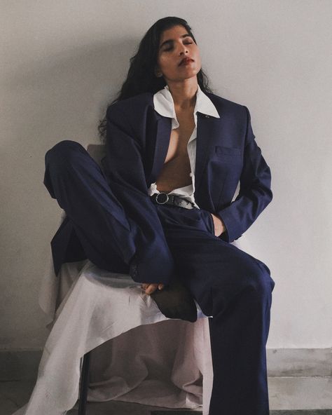 Oversized blazers 💙🤎🍂 . . . . . . Minimal fashion, moody aesthetic, blazer style, oversized blazer, 80s shoulders, 90s style, 90s babe, chic outfit, fall layering, fall fashion, timeless fashion, classy chic, classy style, timeless wardrobe, Vintage vibes, #minimalstyle #classystyle #blazerstyle #vintagestyle #80sfashion #90sbabe #falllayers Classic 80s Outfit, Woman In Blazer Photoshoot, 80s Chic Fashion, 90s Minimalism Aesthetic, Oversized Blazer Photoshoot, Vintage Blazer Outfit, Style Oversized Blazer, Aesthetic Blazer, Oversized Suit