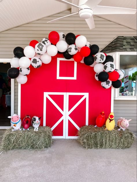 Barnyard Birthday Backdrop, Farm Theme Birthday Backdrop, Farm Birthday Balloon Arch, Farm Yard Party Ideas, Diy Barnyard Party Decorations, Barnyard Balloon Garland, Diy Farm Backdrop, Barnyard Bash Birthday Party, Farm Theme Backdrop