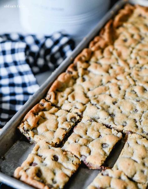 Rich and chewy sheet pan chocolate chip cookie bars have thick, crusty edges and a soft, chocolatey center. Easy to make and faster than traditional cookies! Chocolate Chip Pan Cookies, Chocolate Chip Cookie Bar Recipe, Traditional Cookies, Quick Cookies Recipes, Quick Cookies, Pan Cookies, Chocolate Chip Bars, Recipes Chocolate, Chocolate Chip Cookie Bars