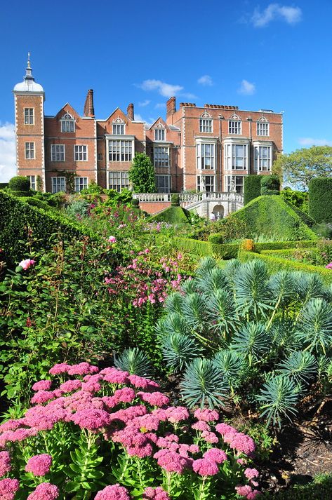 Hatfield House, Hertfordshire | Sedum and euphorbia grace th… | Flickr Jacobean Architecture, Jacobean House, Hertfordshire England, British Manor, England Queen, Hatfield House, English Castles, British Country, Stately Homes