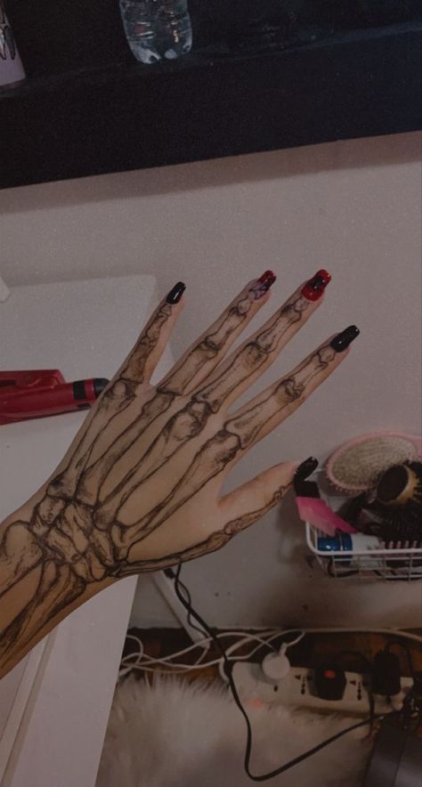 Skull Drawing On Hand, Hand Tattoos Skeleton, Tattoos Skeleton, Drawing Skeleton, Skeleton Hands Drawing, Drawing On Hand, Dr Tattoo, Skull Hand Tattoo, Pola Tato