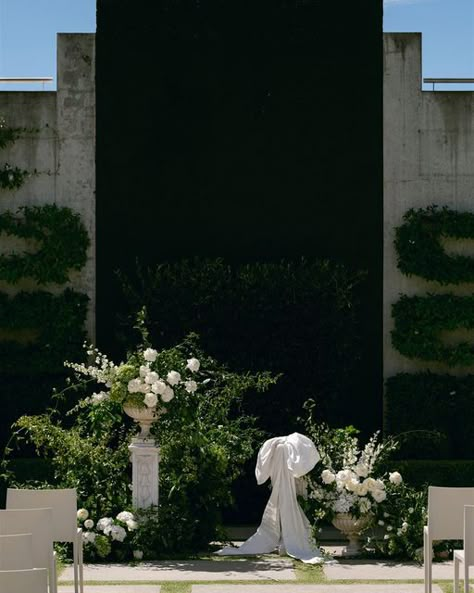 Tuscan Wedding Decor, Garden Ceremony Wedding, Dinner Design, Bow Trend, White Wedding Arch, Garden Wedding Ceremony, Tuscan Inspired Wedding, Foliage Decor, 7 Cake