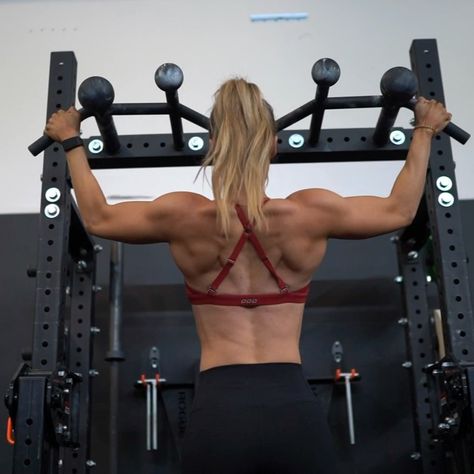 Pull Up Astetic, Woman Doing Pull Ups, Pull Up Bar Aesthetic, Workout Aesthetic Pull Up, Woman Pull Up, Women Pull Ups, Push Ups Aesthetic, Pull Up Woman Aesthetic, Pull Ups Women
