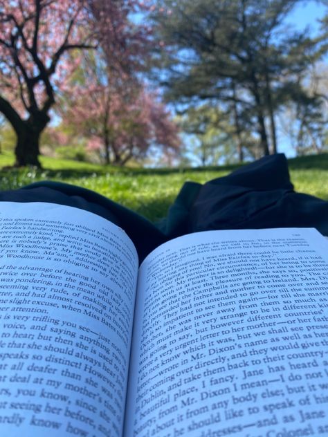 Reading At Park, Reading In A Park Aesthetic, People Reading Books Aesthetic, Reading In The Park, Reading Park, Book Classics, Reading Vibes, Read A Thon, Weekend In London