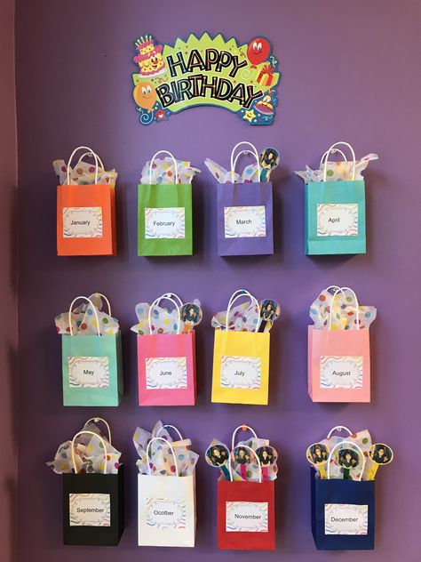 Birthday Chart Classroom, Preschool Birthday, Decoration Creche, Birthday Board Classroom, Birthday Bags, Class Birthdays, Birthday Bulletin Boards, Birthday Bulletin, Diy Preschool