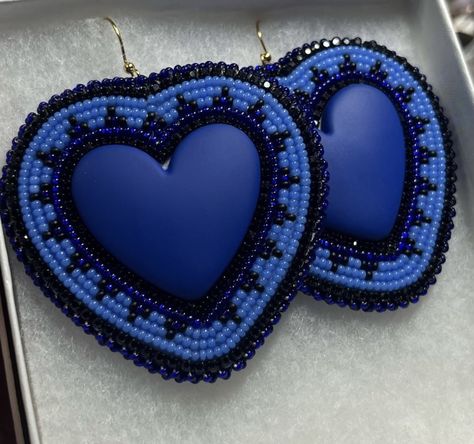 Beaded Popsocket, Pretty Beaded Jewelry, Cab Earrings, Native American Beadwork Earrings, Fancy Shawl, Macrame Beads, Native American Beadwork Patterns, Beautiful Beaded Earring, Earring Inspo