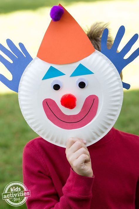 This paper plate clown is a cute and easy craft for circus themed birthday parties or for celebrating a clown show. Clown Crafts Preschool, Circus Theme Crafts, Circus Crafts Preschool, Preschool Circus, Clown Crafts, Carnival Crafts, Circus Crafts, Pirate Crafts, Puppet Crafts