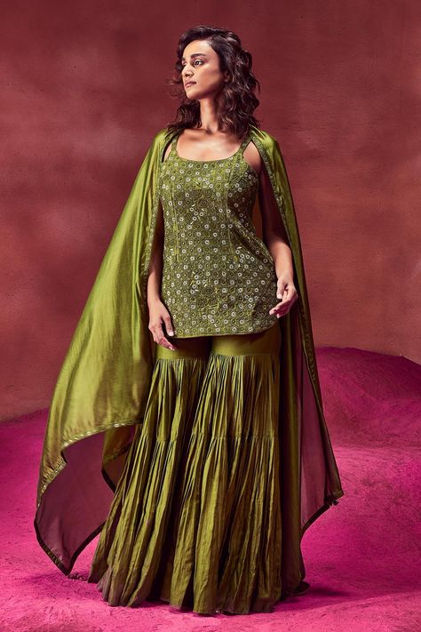 Green Gharara Designs, Moroccan Wedding Guest Outfit, Green Sharara Suit For Mehendi, Dresses For Mehndi Function, Strappy Kurta, Green Gharara, Jerry Drawing, Silk Gharara, Green Sharara Suit