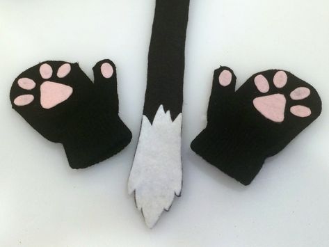 Two of my kids went at kitties for Halloween this year. To go with their ears, I made these easy tails and paws to complete their costumes. Pinguin Costume, Kids Crafts Masks, Cat Tail Costume, Felt Kitty, Toddler Party Favors, Cat Costume Kids, Sew Halloween Costume, Cat Costume Diy, Nativity Costumes