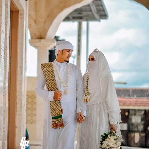 Wedding Syari, Niqab Wedding, Wedding Akad, Wedding Syar'i, Marriage Clothes, Pose Wedding, Pose Couple, Marriage Dress, Graduation Photography Poses