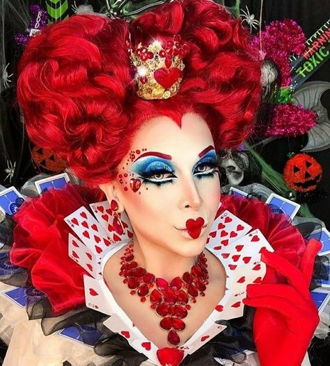 Queen Of Hearts Halloween Costume, Alice In Wonderland Makeup, Queen Of Hearts Halloween, Queen Of Hearts Makeup, Wonderland Makeup, Costume Carnaval, Heart Costume, Queen Of Hearts Costume, Creepy Halloween Makeup