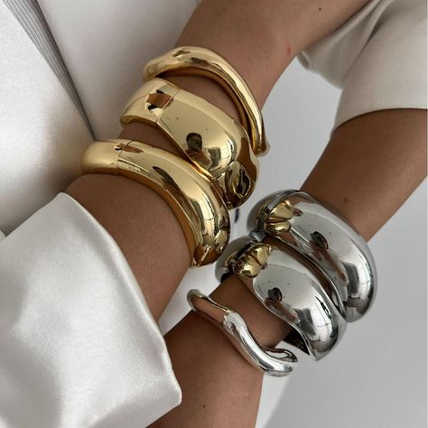 Discover timeless elegance with our Vintage Geometric Metal Cuff Bangles, a must-have accessory for anyone who loves to blend classic charm with contemporary style. Available in both stunning gold and sleek silver, these bangles are designed to make a statement with their distinctive geometric patterns that reflect a perfect balance of vintage allure and modern sophistication. Crafted from high-quality metal, each cuff bangle is expertly designed to ensure durability and a comfortable fit. The g Stile Punk Rock, Chunky Cuff Bracelet, Metal Bangles, Bracelets Vintage, Wrist Accessories, Women Bracelets, Punk Grunge, Punk Vintage, Open Cuff Bracelet