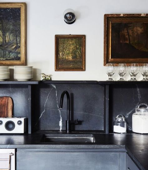 Black Marble Countertops, Lodge Kitchen, Marble Backsplash, Farmhouse Kitchen Design, Bedroom Vintage, Nyc Apartment, Home Remodel, Black Kitchens, Küchen Design