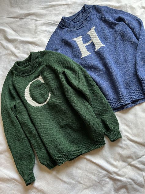 Craft Your Hogwarts Vibes: Aesthetic Knit Delights #harrypotteraesthetic #gryffindoraesthetic #slytherinaesthetic #weasleysweater #weasleytwins #knittingpattern Weasley Jumper, Sweaters Aesthetic, Aesthetic Knit, Weasley Sweater, Sweater Ornaments, Scarf Aesthetic, Gryffindor Aesthetic, Weasley Twins, Jumper Patterns