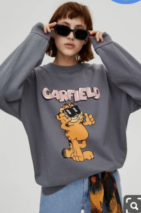 Lion King Clothes, Christmas Sweater Outfits, Nerdy Shirts, Fashion Model Poses, Stylish Hoodies, College Shirts, Pullover Outfit, Pull N Bear, Funny Mom Shirts