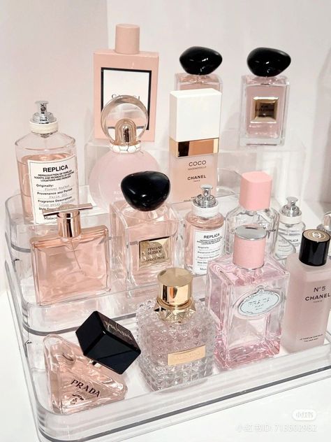 Perfume Organization Aesthetic, Fall Wigs, Perfumes Aesthetic, Aesthetic Perfumes, Organization Perfume, Perfume Collection Display, Aesthetic Perfume, Collection Perfume, Perfume Aesthetic