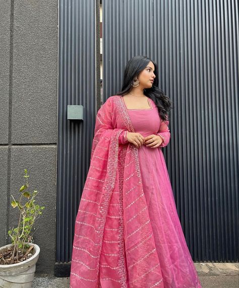 Poses For Anarkali Dress, Anarkali Aesthetic Photos, Anarkali Suit Poses, Anarkali Dress Photo Poses, Churidar Poses, Poses In Anarkali Dress, Poses For Ethnic Wear, Engagement Dress For Women, Poses In Kurti For Instagram