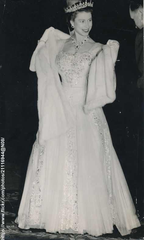 Queen Elizabeth arrives at theatre DATE:April 14 1955 D:H.M.Queen arrives at Edinburgh Lyceum for "Time Remembered" /original photo Young Queen Elizabeth, Rainha Elizabeth Ii, Hm The Queen, Royal Family England, Elisabeth Ii, Reina Isabel Ii, British Royal Families, Princess Elizabeth, Royal Queen