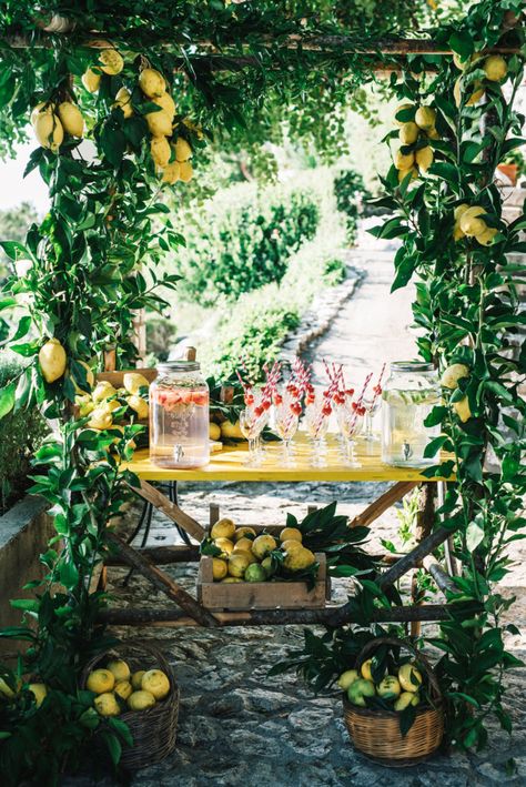 Jennifer Behr Bridal, Lemons Decor, Capri Wedding, Drinks Station, Drinks Dispenser, Flora Bridal, One Day Bridal, Mediterranean Wedding, Capri Style