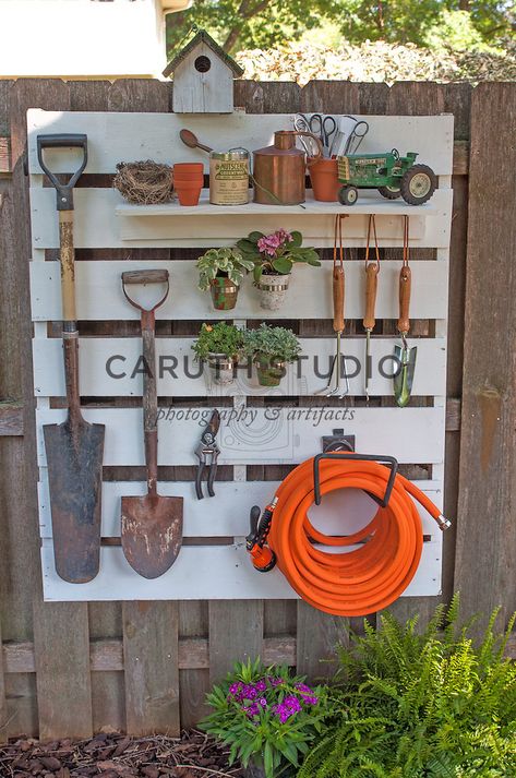 Outdoor Tool Storage, Potting Station, Diy Garden Ideas, Garden Tool Organization, Tool Storage Diy, Garden Power Tools, Garden Tool Storage, Pallet Garden, Pallets Garden