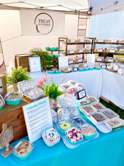 Craft Fair Food Booth Display Ideas, Bake Sale Booth Display Ideas, Christmas Farmers Market Booth, Baker Vendor Booth, Baking Stand Ideas, Baking Booth Display, Baked Goods Vendor Display, Porch Bakery Pop Up Shop, Baking Vendor Booth Display Ideas