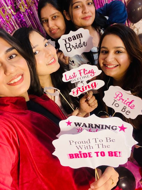 Bride To Be Celebration Ideas, Bridle Shower Ideas Decorations, Bride To Be Decoration Ideas At Home, Bride To Be Photoshoot With Friends, Bride To Be Ideas, Bride To Be Decoration Ideas, Haldi Function Decoration, Bride To Be Decorations, Haldi Ceremony Decorations