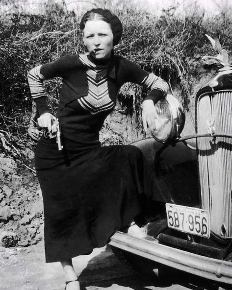 Firsthand Accounts Of What Bonnie And Clyde Were Actually Like Bonnie And Clyde Halloween, Wild West Outlaws, Bonnie Parker, Bonnie And Clyde, Station Service, Faye Dunaway, Serge Gainsbourg, Bonnie Clyde, Bonnie N Clyde