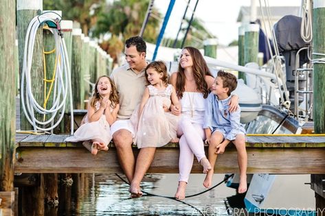 Boat Christmas Card Photo, Marina Photoshoot Ideas, Sailboat Family Pictures, Nautical Family Photos, Boat Family Photoshoot, Casual Lifestyle Photography, Dock Photoshoot, Marina Photoshoot, Boat Marina