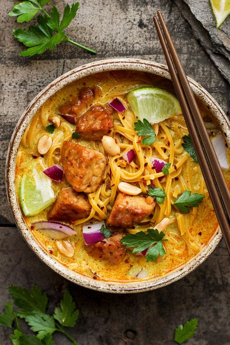 Khao Soi, Vegan Asian Recipes, Plats Healthy, Tempeh Recipes, Asian Dinners, Cibo Asiatico, Vegan Ideas, Vegan Asian, Curry Soup