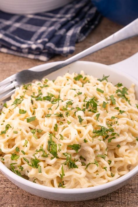 Rahman Noodle Recipes, Ramon Noodles Recipes Creamy, Ramen Noodle Chicken Alfredo, Ramen Noodle Alfredo, Cream Cheese Ramen Noodles, Ramen Alfredo, Alfredo Ramen, Creamy Ramen Noodle Recipes, Breakfast Ramen Recipe