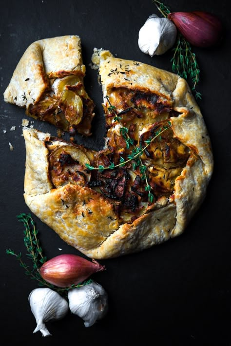 Caramelized Onion Galette, Vegan Pot Pie Recipe, Onion Galette, Vegan Empanadas, Vegan Pies Recipes, Vegan Pot Pies, Bacon Potatoes, Vegan Pastries, Galette Recipe