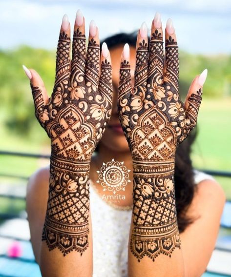 Back Hand Mehndi Design Latest, Telugu Mehendi Designs, Mehendi Designs For Roka, Engagement Mehndi Designs For Hands, Love Story Mehendi Design, Bridal Mehndi Designs Brides Wedding, Hindu Mehendi Designs, Heavy Back Hand Mehndi Designs, Bridal Mehendi Simple