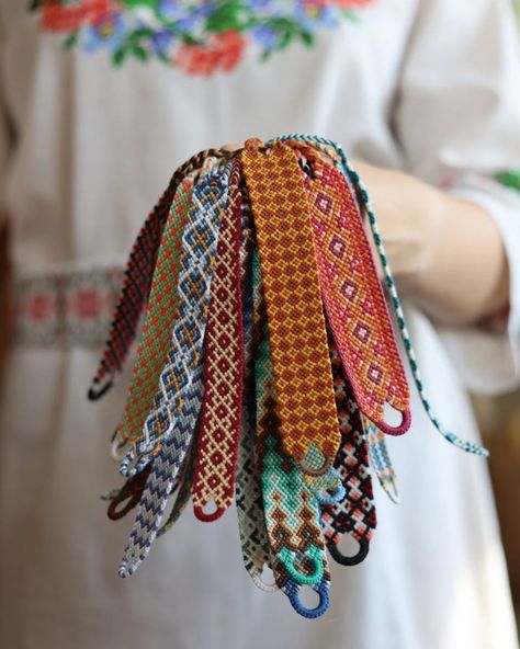 Retro Friendship Bracelets, Intricate Friendship Bracelets, Friendship Bracelet Tapestry, Friendship Bracelets Embroidery Floss, Thick Friendship Bracelet Pattern, Thick Friendship Bracelet, Friendship Bracelets Aesthetic, Embroidery Thread Bracelets, Bracelets Embroidery