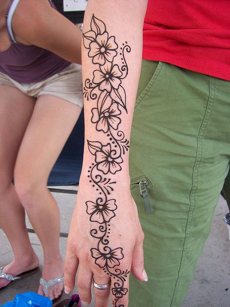 yesssssssss. Henna, I miss you. Henna Arm Tattoo, Henna Designs Arm, Arm Henna, Henna Tattoo Designs Arm, Cute Henna Tattoos, Henna Style Tattoos, Henna Inspired Tattoos, Cute Henna, Tato Henna