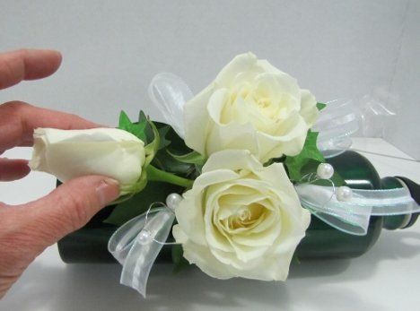 Diy Corsage Wristlet, Wedding Coursage, Make Your Own Bridal Bouquet, Make A Corsage, Floral Tutorials, Diy Wrist Corsage, Flowers At Wedding, Basic Flower, Corsage Bracelet