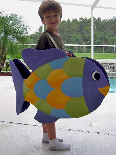 Smaller version for One Fish, Two Fish; Red Fish, Blue Fish costumes! So cute. Toddler Fish Costume, Fish Costume Kids, Diy Fish Costume, Rainbow Fish Costume, Under The Sea Costumes, Sea Creature Costume, Fish Diy, Diy Costume Ideas, Decor Marin