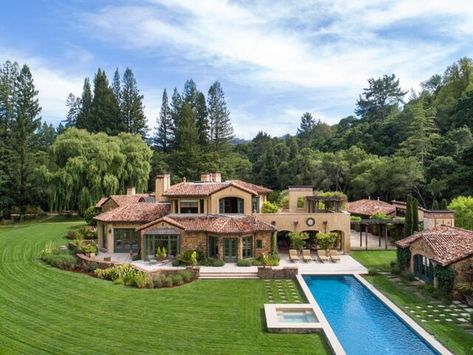 Italian Old Money, Style Toscan, Woodside California, Mansions Interior, Terracotta Roof Tiles, Terracotta Roof, Amazing Homes, House Layout, Italian Countryside