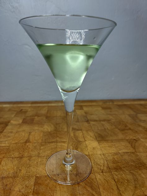 An appletini is a sour apple martini cocktail. This recipe is super easy to make and the sweet and sour drink is so yummy. Sweet And Sour Drink, Green Alcoholic Drinks, Caramel Apple Shots, Sour Apple Martini, Appletini Recipe, Apple Shots, Sour Apple Pucker, Apple Schnapps, Sour Drink