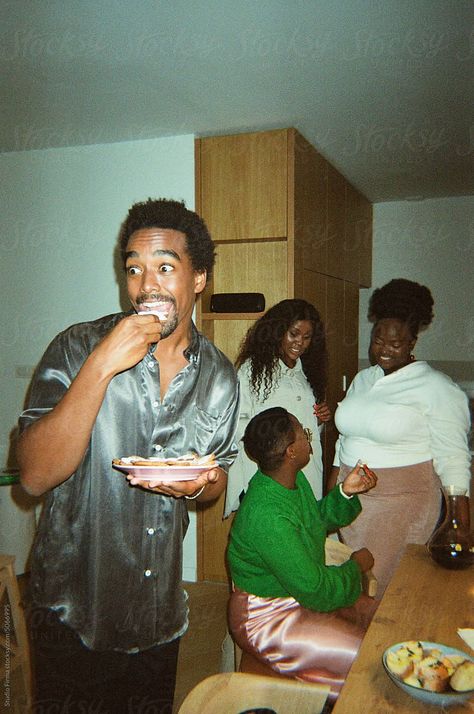 Analog shot of group of friends having Christmas dinner party together at home, eating, toasting and drinking wine. Shot with disposable camera Dinner Flash Photography, Christmas Dinner Family Photography, Eating Toast Pose, Art Dinner Party, Eating Dinner Aesthetic, Group Eating Together, Flash Party Photography, Christmas Friend Party, High Contrast Food Photography