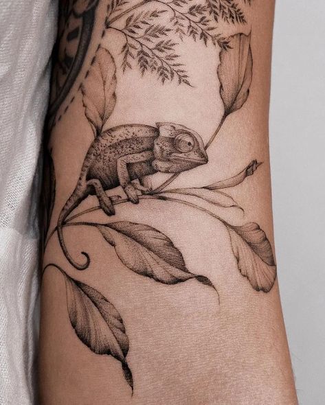 Fine Tattoo Ideas, Back Art Tattoo, Chameleon Tattoo Design, Chameleon Tattoos, Unique Tattoo Designs Sleeve, Two Cats Tattoo, Oasis Tattoo, Fossil Tattoo, Botanical Tattoo Sleeve