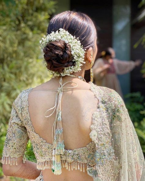 The Most-Loved Bridal Bun Hairstyle For 2021! Saree White, Bridal Hairstyle Indian Wedding, Hair Style On Saree, Wedding Bun, Flower Bun, Engagement Hairstyles, Wedding Bun Hairstyles, Bridal Bun, Bridal Hairdo