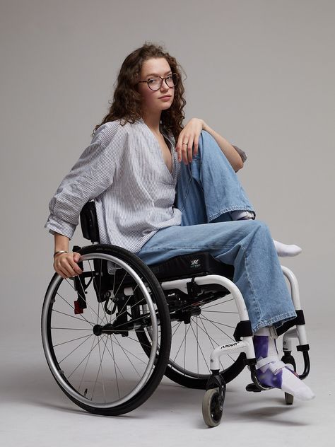 Alice D Wheelchair Fashion Woman Clothes, Wheelchair Poses, Wheelchair Outfits, Girl In Wheelchair, Disabled Models, Wheelchair Fashion, Wheelchair Women, Manual Wheelchair, Oc Inspo