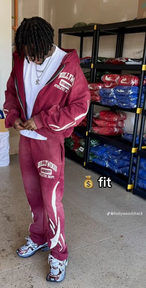 Fly Boy Outfits, Black Men Outfit Ideas, Poses For Pictures Instagram Men, Boy Streetwear, Sweat Suits Outfits, Sweatsuit Outfits, Mens Inspo, Black Outfit Men, Drippy Outfit