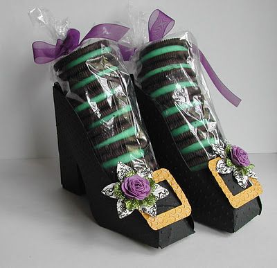 Witches shoes for Halloween - the cookies are genius!#Repin By:Pinterest++ for iPad# Witches Shoes, Dulceros Halloween, Hallowen Ideas, Witch Shoes, Manualidades Halloween, Halloween Goodies, Festa Party, Theme Halloween, Halloween Recipes