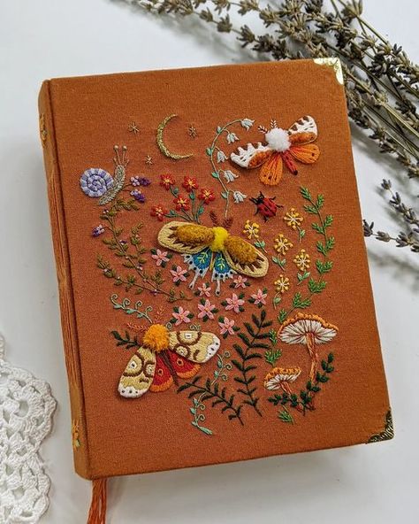 Cute Watercolor Art, Flowers Fantasy Art, Watercolor Art Journal, Have A Nice Weekend, Bee Embroidery, Nice Weekend, Cute Watercolor, Embroidery Book, Hand Embroidery Projects